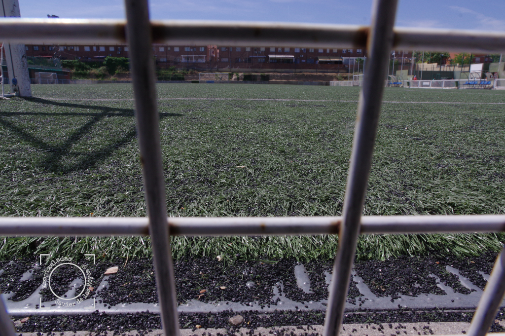 Microplásticos de caucho del césped artificial en mal estado del estadio El Pinar Aranjuez colapsan la red de drenaje, acabarán en alcantarillado y dispersos. 29may2022