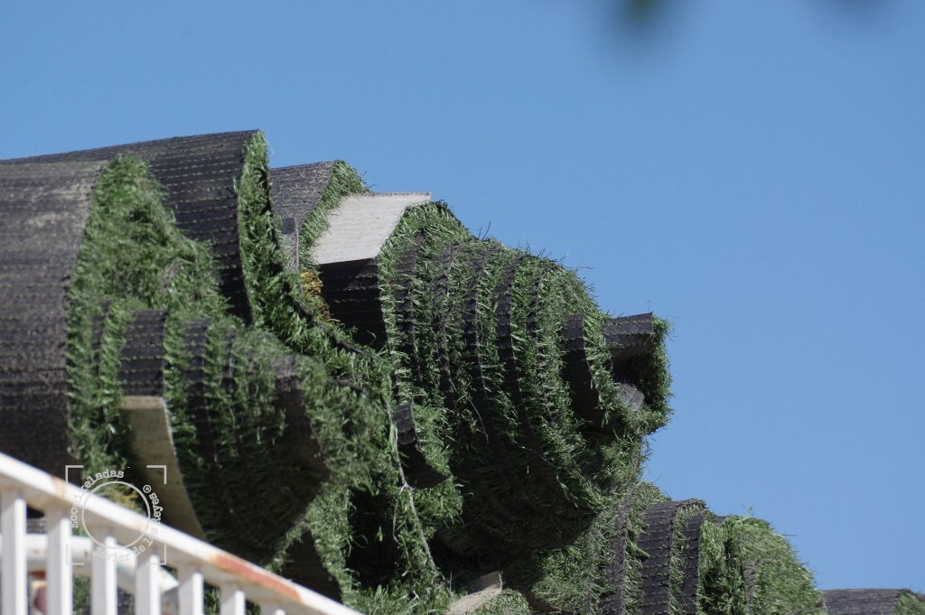 Césped artificial nuevo apilado en los trabajos de sustitución en los campos del Estadio El Pinar Aranjuez. 26jun2022