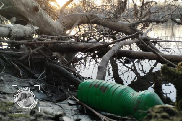 botella plástico lejía Jarama entre el fango