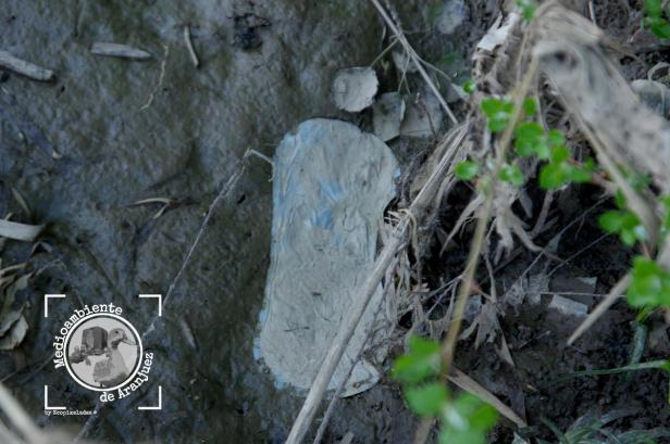 Una compresa entre el fango en la orilla del Jarama